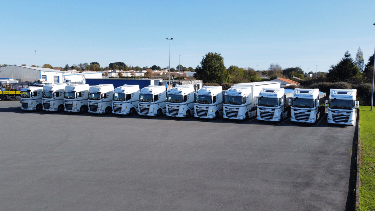 Camions appartenant à l'entreprise de transport des transports legrand marque DAF