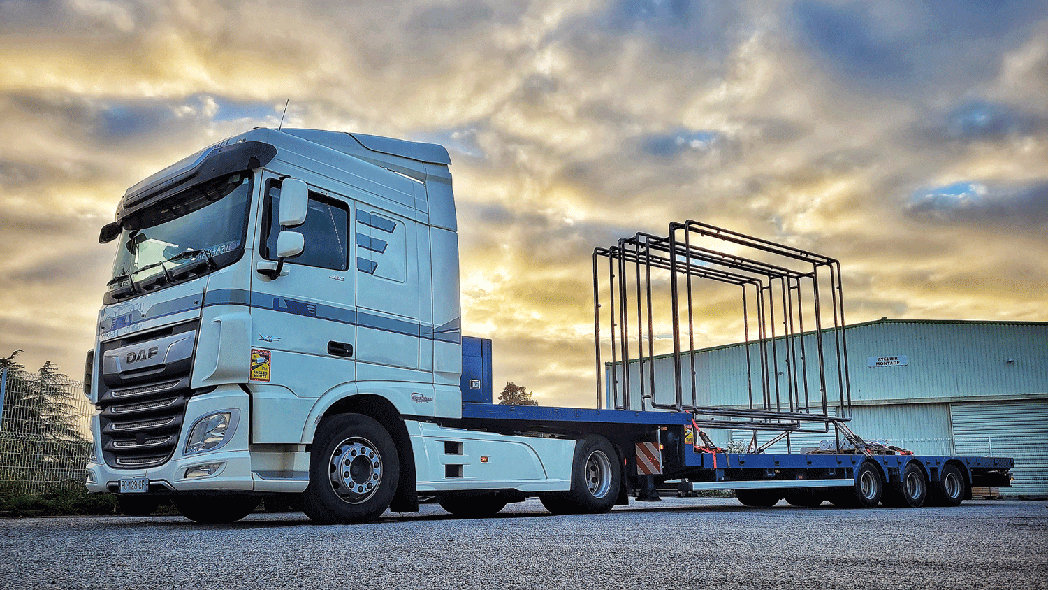 camion plateau droit extensible transportant de la marchandise en vendée