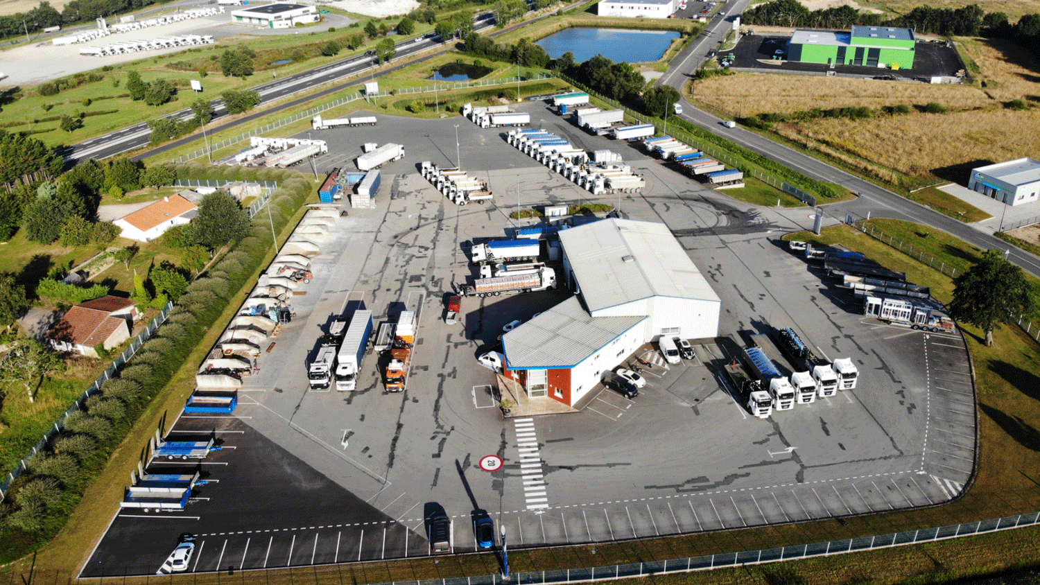 Vue aérienne de l'entreprise des transports legrand transporteur en vendée ainsi que de ses camions